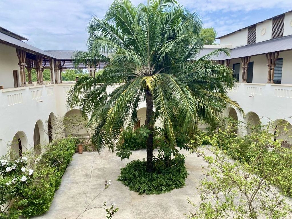 A quiet courtyard along the way